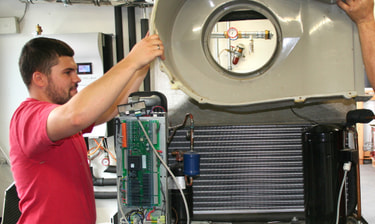 Junger Mitarbeiter bei der Arbeit Junger Mitarbeiter bei der Arbeit